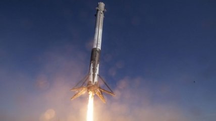 SpaceX провела пуск ракеты-носителя Falcon 9 с десятью спутниками