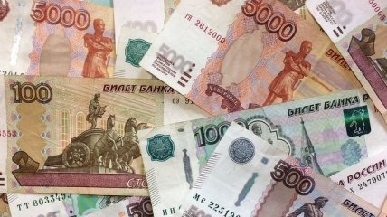 В России продолжает падает рубль - доллар достиг пика за два с половиной года