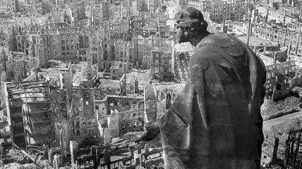 Вид на зруйнований Дрезден із міської ратуші, 1945 рік