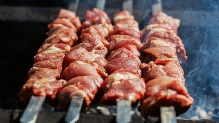 Щоб приготувати соковитий та смачний шашлик, важливо правильно замаринувати м’ясо перед смаженням