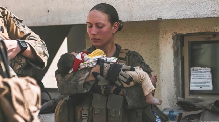 Это фото Николь с малышом на руках облетело все мировые СМИ. Позже оказалось, что она погибла в теракте