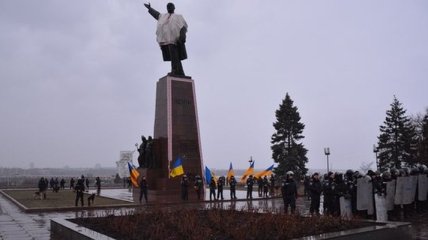 Жители Запорожья попытались снести памятник Ленину