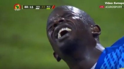 Сенегальский вратарь намеренно травмировал себя во время матча (Видео)