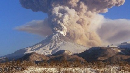 Вулкан Шивелуч выбросил шестикилометровый столб пепла 