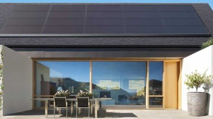Tesla представила тонкие солнечные панели для домов