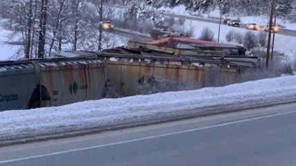 В Канаде 26 вагонов грузового поезда сошли с рельсов (Фото)