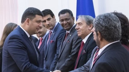 Премьер встретился с главами дипломатических учреждений арабских стран