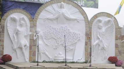 На Тернопольщине открыли стелу героям Небесной сотни