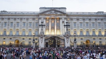 Тысячи людей собрались возле Букингемского дворца