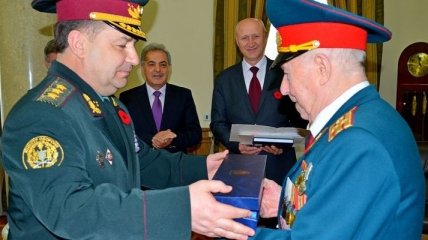 Полторак вручил 90-летнему ветерану армейский кортик   