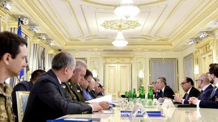 Столтенберг:  Киев может получить оружие только от стран-членов НАТО 