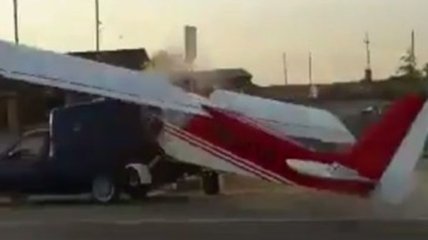 В Чечне самолет врезался в автомобиль (Видео)