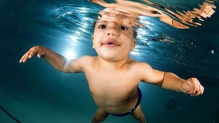 Оригинальный фотосет с социальным подтекстом: чудные малыши под водой (Фото)
