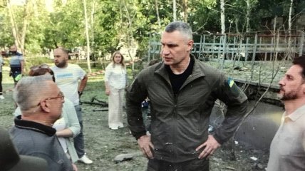 Виталий Кличко на месте падения обломков российской ракеты