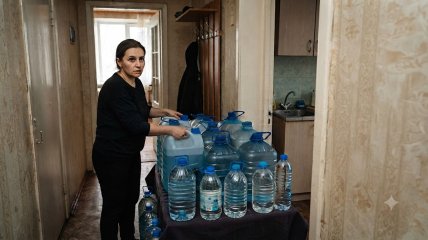 Женщина запаслась водой