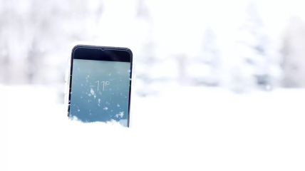 Смартфон в снегу