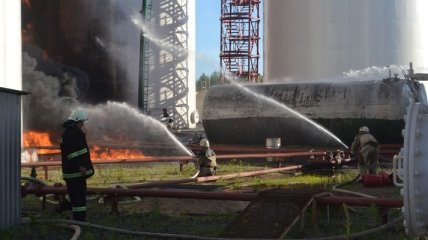 В ГСЧС сообщили, сколько еще будут тушить пожар на нефтебазе