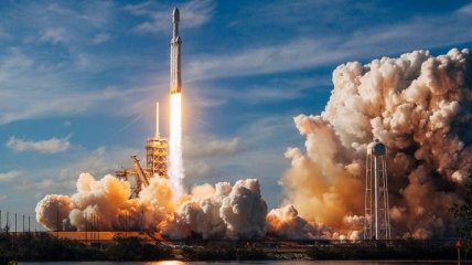 SpaceX заключила первый контракт на запуск Falcon Heavy
