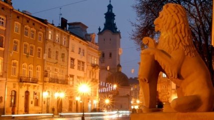 Международный день вышиванки: на статуи во Львове наденут вышитые маски