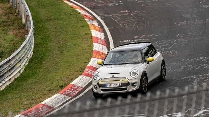 MINI Cooper SE преодолел так называемый "зеленый ад"