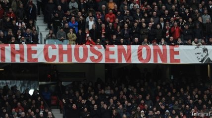 Фанаты "Манчестер Юнайтед" готовят воздушный баннер против Мойеса
