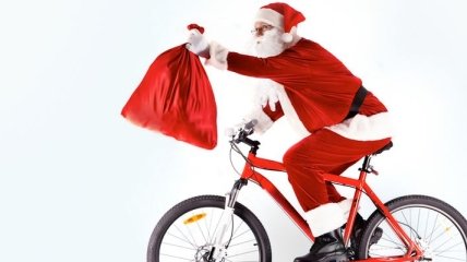 По Риму прокатились 300 Санта Клаусов на велосипедах