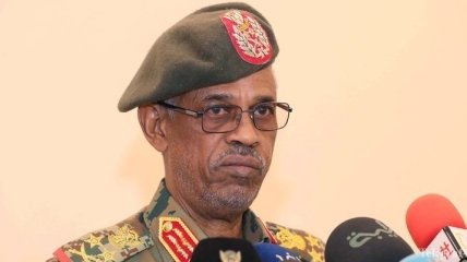 Лидер переворота в Судане ушел в отставку под давлением протестующих