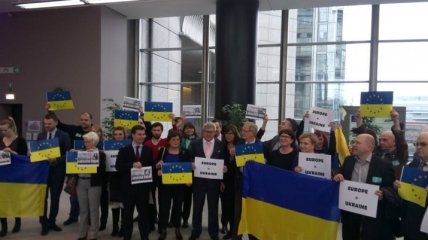 В Европарламенте устроили флешмоб в поддержку Украины