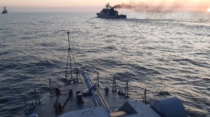 Украинский катер провел совместные учения с эсминцем США