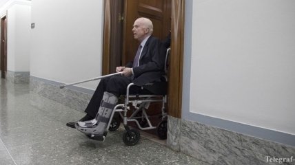 Сенатора США Маккейна госпитализировали из-за опухоли
