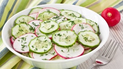 Салат из редиса и огурцов - просто кладезь витаминов