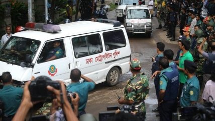 В Дакке террористы 12 часов держали в заложниках посетителей ресторана (Видео)