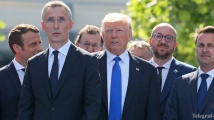 Трамп подвинул премьера Черногории на мероприятии НАТО