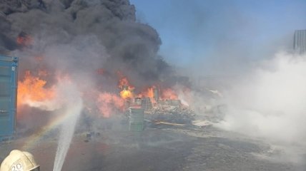 Огонь тушат десятки пожарных