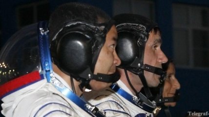 Капсула "Союза" с тремя космонавтами приземлилась в Казахстане