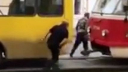 Справжній Mortal Kombat на Подолі: бійка водіїв в Києві повеселила мережу. Відео