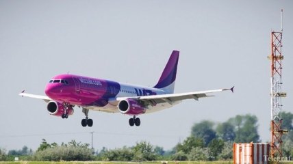 Молния попала в самолет “Wizz Air”, который летел из Варшавы