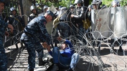 Протесты в Ереване: полиция начала задерживать демонстрантов