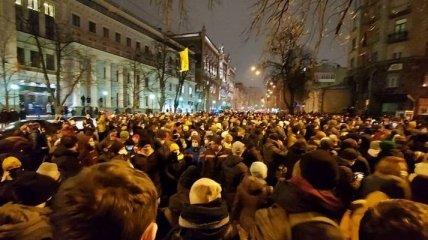 На акции в поддержу Стерненко в Киеве начались столкновения: очевидцы показали видео