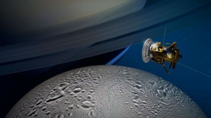 Cassini показал уникальные снимки спутника Сатурна