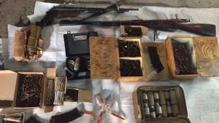 В Никопольских гаражах полиция нашла арсенал оружия