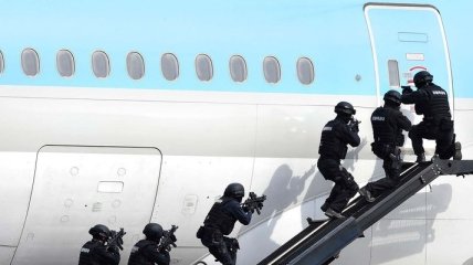 В Китае пассажиры самолета обезвредили террористов