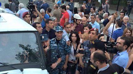 Полиция окружила протестующих в Ереване