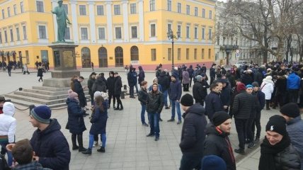 В Одессе "развели" сотни людей, собрав на митинг за несуществующего кандидата