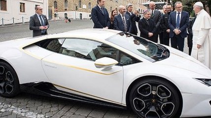 Папа Римский выставит личный суперкар на аукцион