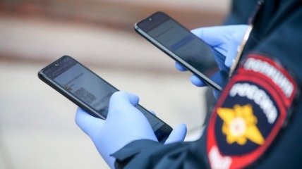 Телефон в руках у российского полицейского