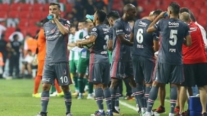 Фанаты бросили нож на поле в матче за Суперкубок Турции 