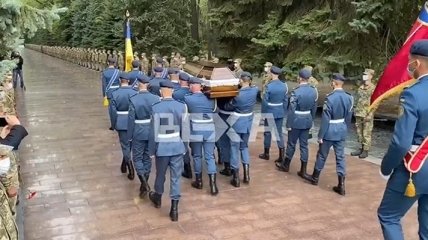 В Харькове с почестями прощаются с курсантом Вильховым, умершем в больнице после катастрофы Ан-26