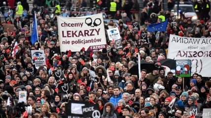 В Польше женщины массово протестовали против ущемления своих прав