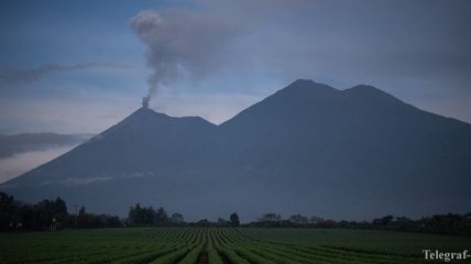 Во Франции произошло третье за год извержение вулкана Питон-де-ла-Фурнез